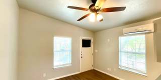 MOVE IN SPECIAL 2 Bedroom Duplex Available Near DOWNTOWN! Gallery 4