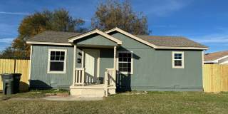 3 bedroom home with fenced backyard Gallery 1