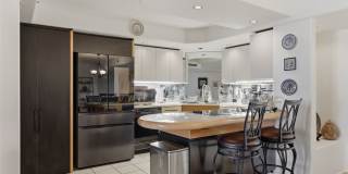 66 Queen Street unit: 1605 Gallery 6