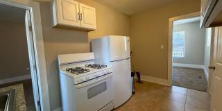 Escape Apartment Life! Downtown Cottage with yard! Gallery 12