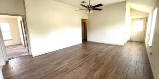 4 Bed House - North of UT Campus Gallery 5