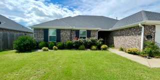 Gorgeous Home with Vaulted Ceilings and Large Fenced Yard! Spacious 3 Bedroom and 2 Bath Home! Gallery 5