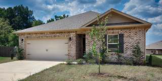 Charming 3-Bedroom Home with Spacious Backyard Gallery 1