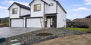 $1000 OFF YOUR 1ST MONTHS RENT! BRAND NEW TOWNHOME IN THE DESIRABLE SOUTHRIDGE AREA! Gallery 41