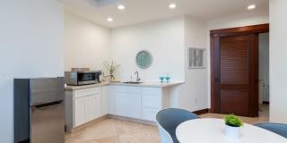 Wailupe Seaside Haven: Beachfront Luxury Home w/ Infinity Pool & City Proximity Gallery 23