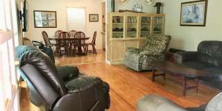 Charming 3 Bedroom Home - Large Backyard - Carport Gallery 5