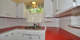 Charming 2 bed 1 bath bungalow with 2nd living room Gallery 13