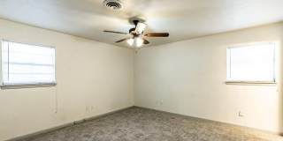Centrally Located 3 bedroom 2 bathroom house! Gallery 27