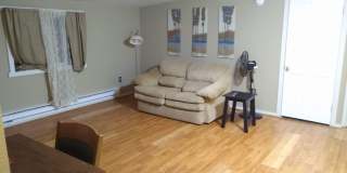 Close to Downtown Upper Level Apartment Gallery 1