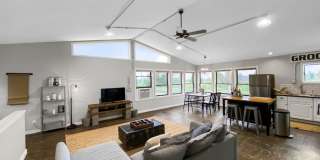 Portland Loft: Fully Furnished Loft Living with views of the golf course $300 Utility Fee Gallery 14
