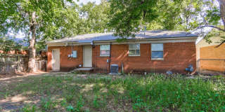 Charming 2-Bedroom Home with Spacious Backyard & Great Location Gallery 28