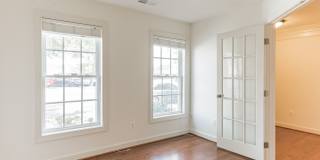 Lovely Townhome Conveniently Located! Gallery 5