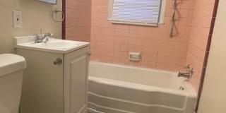3 Bd 1 Ba Bungalow w/ hardwood Gallery 12