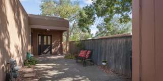 Adorable Townhome, 2 Master Bedroom Suites to Patio Living Gallery 5