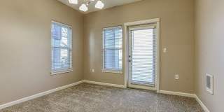 Beautiful Ground Level 1+br Condo ** Water/Sewer/Garbage Included ** Gallery 17