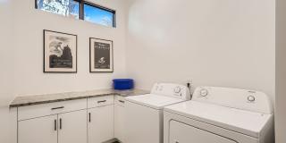 Downtown Louisville 3-BDR Fully Furnished Gem Gallery 25