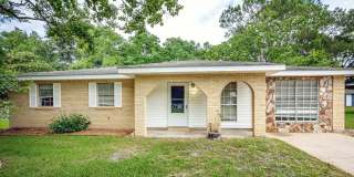 3 Bed / 1 Bath Home – Convenient Gautier Location Gallery 1