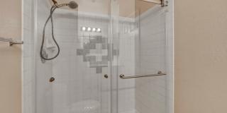 Upgraded 2 bedroom 2 bath upstairs condo Gallery 42