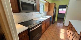 East- 3 bedroom/ 2 bathroom home with sparkling pool! Gallery 23