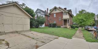 Awesome House for your Large Group - HUGE HOUSE with 3 Floors - 3 Kitchens, 3 Bathrooms, Awesome Indoor & Outdoor Space. Great For OSU Game Days! Gallery 41