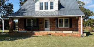 Country Farmhouse with Beautiful Mountain Views! Gallery 1