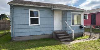 2 Bedroom / 1 Bathroom Home with Large Fenced Yard & Garage Gallery 1