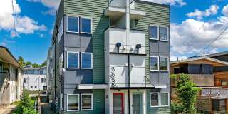 Stylish 2BR Townhome with Rooftop Deck & A/C Near Light Rail Gallery 1