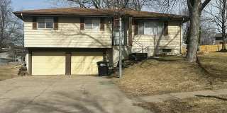 5611 S 113th St - 4 Bed/2 Bath in Millard School District | Updated Kitchen, Drive-Under 2-Car Garage, Finished Basement Gallery 1