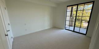 Updated Top Floor Unit -- Perfect Commuter Location -- Walking Distance to Laurel Street -- Must See! Gallery 12