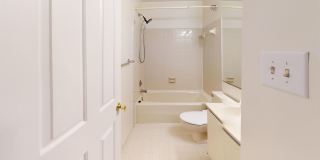 Delightful One Bedroom in the Palisades W/Private Patio, Off Street Parking, Updated Kitchen & More! Gallery 12