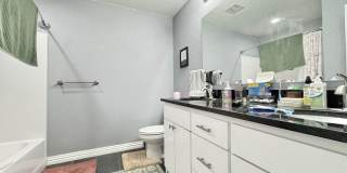 New 2 bedroom duplex, 2 car garage, quiet neighborhood, all appliances Gallery 10