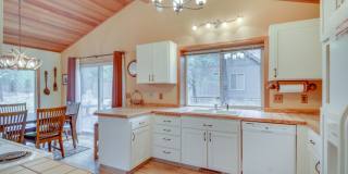 3 Bedroom 2 Bath Fully Furnished - Sunriver Oregon Gallery 7