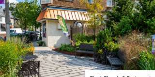 Detached Luxury 4BR/3B Retreat with Skyline Rooftop Deck, Wet Bars, Driveway & Massive Yard Gallery 30