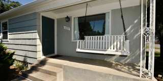 Charming 2 bed 1 bath bungalow with 2nd living room Gallery 4