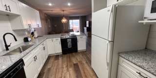 Furnished 2 bedroom 2 bath - Garden Level Gallery 1