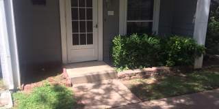 Darling 1 Bed, 1.5 Bath Townhouse with small Fenced Yard! Gallery 1