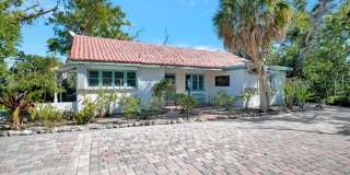 ALL THE CHARM! - Siesta Key 1+ acre on the Bay - 3 bed/ 2 bath pool home Gallery 5