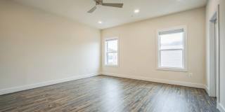 44764 TIVERTON Square Gallery 10