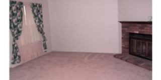 Spacious townhouse, walk to METRO, pool, parking, all you could want! Gallery 18