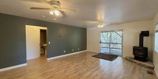 Spacious 2-Story 3-Bedroom Home in Crestline! Gallery 17