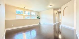 Beautiful 4BR Home in Woodloch | 2-Car Garage, A/C & Bonus Loft Gallery 19