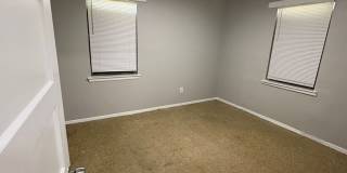 Charming 2 bedroom 1 bath duplex - Open To Section 8 Gallery 5