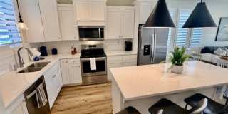 Flexible lease options! Spacious Townhome in Washington Gallery 5