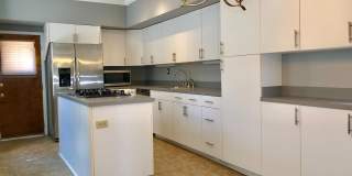 Charming 2 Bedroom/2 Bathroom Townhome in Federal Hill W/ Parking Gallery 7