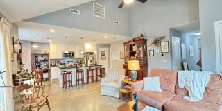 New 2 bedroom duplex, 2 car garage, quiet neighborhood, all appliances Gallery 5