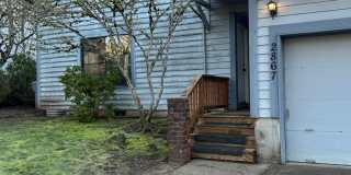 (379) Glenridge Dr. - 2 Bedroom / 1.5 Bathroom - Townhome Duplex Gallery 1