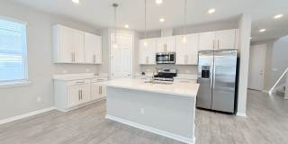 Bright & Spacious 4BR Home with Screened Porch & Paver Patio Bright & Spacious 4BR Home with Screened Porch & Paver Patio Gallery 12