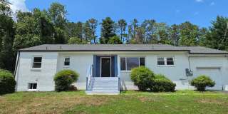 Specious Blue Beauty House in Roanoke Specious Blue Beauty House in Roanoke Gallery 1