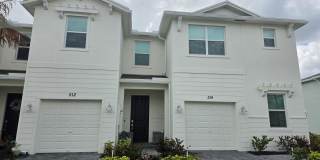 512 SE Rivergrass Street Gallery 1