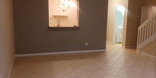 Townhouse with Amenities Galore: 3 BR / 2.5 Bath In The Colonnade Community Gallery 7